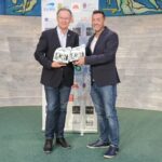 Gómez Samperio (izquierda) recibe el premio.