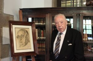 Arce junto a un retrato de José María de Cossío.